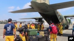 台湾空军C-300云运输机准备从台南屏东军事基地起飞将救援人员送往花莲地震灾区。(2024年4月3日)