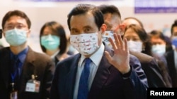 台湾前总统马英九离开台北桃园机场飞往上海。(2023年3月27日)