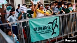 资料照:台湾民众聚集在台北的立法院外表达自己的政治意愿。(2024年5月24日)