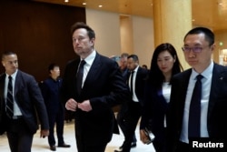 正在北京访问的特斯拉首席执行官埃隆·马斯克与特斯拉高层离开北京一家酒店。(2023年5月31日)