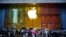 Orang-orang berdiri di luar Apple Store saat iPhone 15 baru Apple secara resmi mulai dijual di seluruh China, di Shanghai, China, 22 September 2023. (Foto: REUTERS/Aly Song)