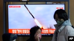 2023年2月24日,在韩国首尔的首尔火车站播放的新闻节目中,电视屏幕显示了朝鲜导弹发射的画面。