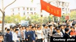 资料照:八九学潮开始后,复旦大学的学生在上海游行。(夏明提供照片)