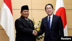 日本首相岸田文雄在东京会见到访的印度尼西亚当选总统普拉博沃·苏比安托(Prabowo Subianto)。(2024年4月3日)