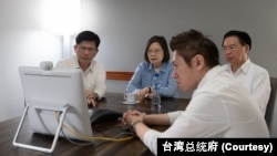 2023年4月4日,台湾总统蔡英文在离开伯利兹之前通过视频与台湾高级安全官员举行会议,“听取了有关整体区域情势的简报”。 (图片来自台湾总统府网站)