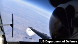 美国国防部2023年2月22日公布空军2月3日在美国中部上空观察到中国间谍气球的照片。(美国国防部照片)
