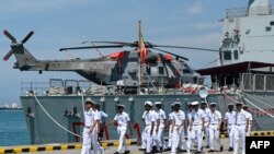 在新加坡樟宜海军基地,印度海军士兵走过停靠的一艘意大利近海巡逻舰。(2023年5月4日)