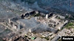 资料照片:乌克兰哈尔科夫地区被俄罗斯攻击摧毁的楼房。(6月2日)