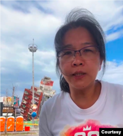 东台湾花莲市区被震毀的天王星大楼管委会主委王贞云说,她患了震后创伤症候群,即便吃了安眠药,半夜还是会惊醒。(照片来源:美国之音视讯采访截图)。