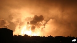 2023年10月27日,以色列空袭加沙地带北部造成的爆炸。(美联社照片)