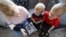 ILUSTRASI - Charlie dan Jack Walker mendengarkan cerita yang diposting oleh staf Little Stars Childcare di aplikasi taman kanak-kanak dan Facebook mereka di Newcastle-under-Lyme , Inggris, 24 Maret 2020. (REUTERS/Carl Recine)