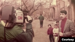 资料照片:美国有线电视新闻网(CNN)首任北京分社社长齐迈可(Mike Chinoy)1984年在北京报道里根总统访华。