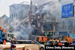 中国河北省廊坊市三河的消防队员在爆炸现场实施救援。(2024年3月13日)