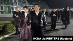 朝鲜官媒朝中社2024年3月16日发布照片显示,朝鲜领导人金正恩和他的女儿金主爱参观朝鲜江东温室。