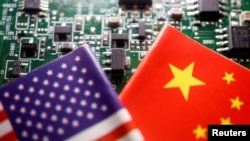 资料照:中国和美国国旗显示在带有半导体芯片的印刷电路板上的插图。