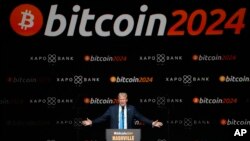 美国共和党总统候选人特朗普在比特币大会上抛出对该领域有好的政策宣示,并表示,美国必须主导该领域,否则将会被中国主导。(美联社,2024年7月27日)