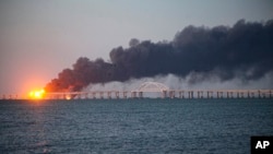 连接俄罗斯和克里米亚半岛的刻赤海峡大桥被炸起火,浓烟滚滚。(资料照 - 2022年10月8号)