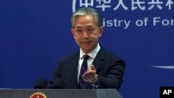 中国外交部发言人汪文斌在周一记者会上。(2023年2月13日)