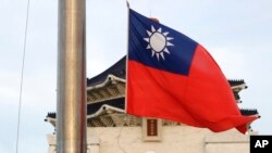 在台北中正纪念堂前飘扬的台湾旗帜。(2022年7月30日)
