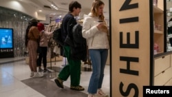 美国纽约时报广场Forever 21店内销售的中国便宜服装品牌希音(SHEIN)(2023年11月10日)