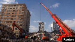 土耳其地震后吊车开始清理建筑物废墟。(2023年2月11日)