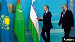 美国国务卿布林肯在哈萨克斯坦首都阿斯塔纳与哈萨克斯坦外长穆赫塔尔·特列乌别尔季出席美国-中亚(C5+1)部长级会议。(2023年2月28日)