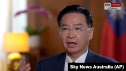 台湾外交部长吴钊燮在台北接受澳大利亚“天空新闻”的采访。(2023年5月2日)