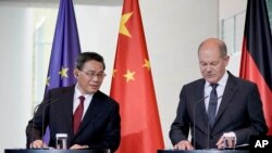 2023年6月20日,德国总理奥拉夫·朔尔茨(右)和中国总理李强在德国柏林总理府向媒体介绍两国政府磋商后的情况。(美联社照片)