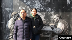 卢思位妻子张春晓(右)为丈夫被送中感到震撼。(张春晓提供)