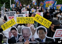 韩国抗议者在首尔举行集会谴责日本首相岸田文雄访问韩国。(2023年5月6日)