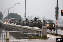在中国军队举行绕台军演之际,台湾军车驶过金门岛街头。 (2024年5月24日)
