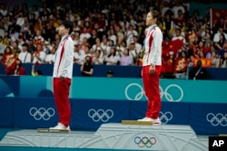 中国运动员陈梦(右)和孙颖莎在2024巴黎奥运会上分别获得乒乓球女子单打金牌与银牌。(2024年8月3日)