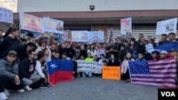 中国异议人士及新老移民在洛杉矶附近的蒙特利公园市(Monterey Park)的丁胖子广场举行集会,抗议本周在北京召开的中国“两会”。(2024年3月3日,张木林拍摄)
