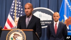 美国财政部副部长纳尔逊在司法部举行的记者会上就与英美烟草公司搭成的协议讲话。(2023年4月25日)