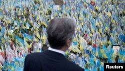 2024年5月14日,美国国务卿布林肯在乌克兰基辅的临时纪念碑前悼念阵亡的乌克兰军人。(路透社照片)