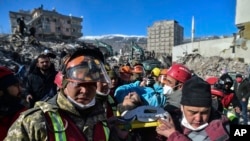 救援人员在土耳其南部城市卡赫拉曼马拉什的废墟中救出生还者。(2023年2月13日)