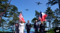 美国总统拜登和夫人与法国总统马克龙和夫人在法国诺曼底出席诺曼底海滩登陆80周年纪念活动。(2024年6月6日)