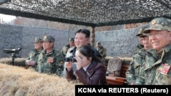 朝鲜官媒朝中社发布照片显示,朝鲜领导人金正恩和他的女儿金主爱观看朝鲜人民军空中和两栖作战部队的训练。 (2024年3月16日)