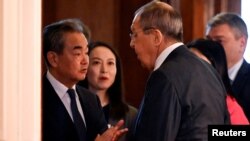 中国外交事务主管王毅与俄罗斯外长拉夫罗夫在莫斯科会谈前交谈。(2023年2月22日)