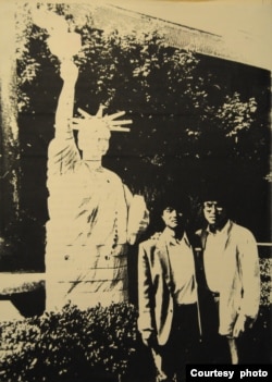 青年教师夏明(右)1989年在复旦大学校园自由女神像前 (夏明提供图片)
