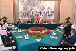 中共官媒新华社发布照片显示中共中央外办主任王毅在北京主持伊朗与沙特阿拉伯代表团的闭门会谈。(2023年3月10日)