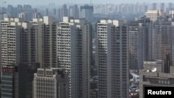 资料照:中国天津正在建设中的高层住宅楼。(2023年8月18日)