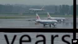 资料照 - 大雨中的北京国际机场。中国国际航空公司一架飞机正在降落,另外两架正在等待空管的调度准备起飞。