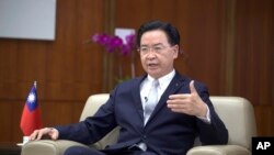 台湾外交部长吴钊燮在台北接受美联社采访。(2024年5月17日)