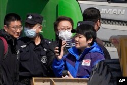 中国警察阻止记者在河北省廊坊三河市燕郊镇的爆炸现场进行直播。(2024年3月13日)