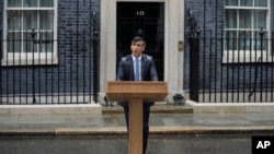 2024年5月22日,英国首相苏纳克在伦敦唐宁街10号外对媒体发表讲话。(美联社照片)