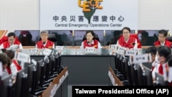 台湾总统蔡英文在台北的中央灾害应变中心主持救灾会议。(2024年4月3日)