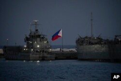 南中国海中业岛附近停泊的飘有菲律宾国旗的菲海军舰只。 (2023年4月21日)