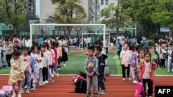 台湾强震后,与台湾临近的中国厦门的一所小学校的学生被疏散到学校操场。(2024年4月3日)