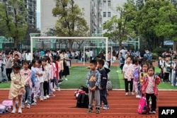 台湾强震后,与台湾临近的中国厦门的一所小学校的学生被疏散到学校操场。(2024年4月3日)